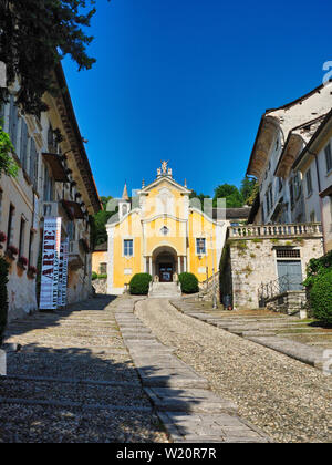 Santa Maria Asunta Chiesa a Orta San Giulio città Italia sul Lago d'Orta durante un pomeriggio estivo Foto Stock