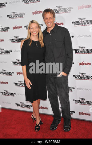 LOS ANGELES, CA. 10 agosto 2009: Tony Hawk & data presso il Los Angeles premiere di 'Inglourious Basterds' al Grauman's Chinese Theater di Hollywood. © 2009 Paul Smith / Featureflash Foto Stock