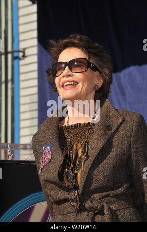 LOS ANGELES, CA. Dicembre 08, 2009: attrice francese Leslie Caron è stato onorato oggi con la 2,394th della stella sulla Hollywood Walk of Fame. © 2009 Paul Smith / Featureflash Foto Stock