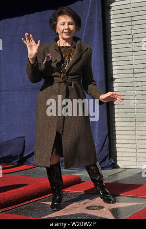 LOS ANGELES, CA. Dicembre 08, 2009: attrice francese Leslie Caron è stato onorato oggi con la 2,394th della stella sulla Hollywood Walk of Fame. © 2009 Paul Smith / Featureflash Foto Stock