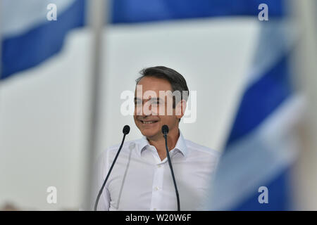 Atene, Grecia. 4 lug 2019. Kyriakos Mitsotakis, leader del nuovo partito democratico, colloqui con i sostenitori di fronte all'Acropoli prima delle elezioni generali in Atene, Grecia. Credito: Nicolas Koutsokostas/Alamy Stock Photo. Foto Stock