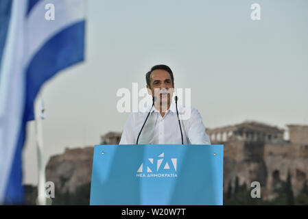 Atene, Grecia. 4 lug 2019. Kyriakos Mitsotakis, leader del nuovo partito democratico, colloqui con i sostenitori di fronte all'Acropoli prima delle elezioni generali in Atene, Grecia. Credito: Nicolas Koutsokostas/Alamy Stock Photo. Foto Stock