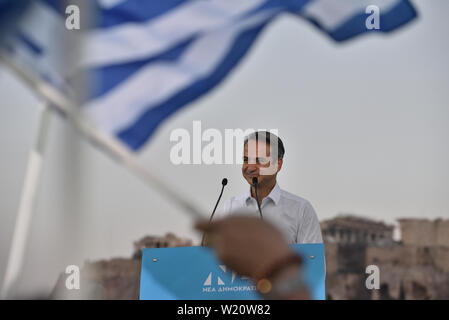 Atene, Grecia. 4 lug 2019. Kyriakos Mitsotakis, leader del nuovo partito democratico, colloqui con i sostenitori di fronte all'Acropoli prima delle elezioni generali in Atene, Grecia. Credito: Nicolas Koutsokostas/Alamy Stock Photo. Foto Stock