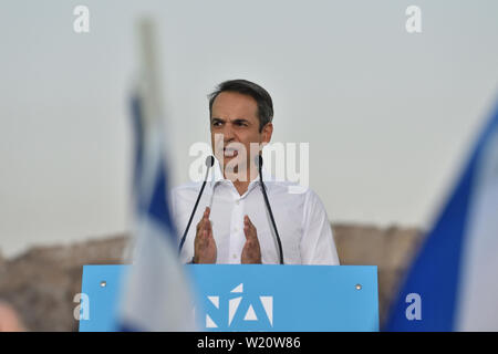 Atene, Grecia. 4 lug 2019. Kyriakos Mitsotakis, leader del nuovo partito democratico, colloqui con i sostenitori di fronte all'Acropoli prima delle elezioni generali in Atene, Grecia. Credito: Nicolas Koutsokostas/Alamy Stock Photo. Foto Stock