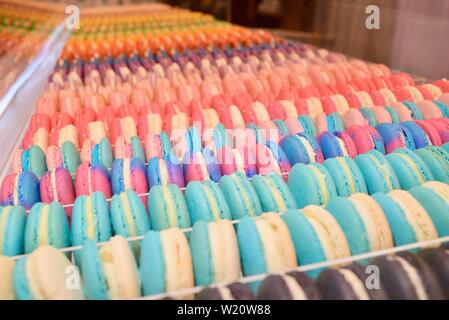 File di macaron francesi dai colori vivaci da le Petit Sucre in mostra al National Restaurant Association Show, Chicago, il, USA Foto Stock