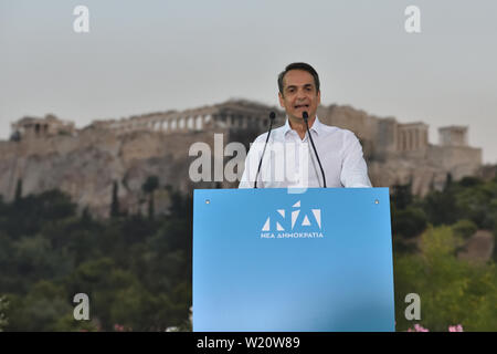 Atene, Grecia. 4 lug 2019. Kyriakos Mitsotakis, leader del nuovo partito democratico, colloqui con i sostenitori di fronte all'Acropoli prima delle elezioni generali in Atene, Grecia. Credito: Nicolas Koutsokostas/Alamy Stock Photo. Foto Stock