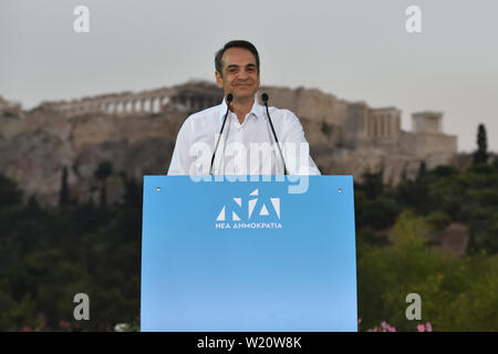 Atene, Grecia. 4 lug 2019. Kyriakos Mitsotakis, leader del nuovo partito democratico, colloqui con i sostenitori di fronte all'Acropoli prima delle elezioni generali in Atene, Grecia. Credito: Nicolas Koutsokostas/Alamy Stock Photo. Foto Stock