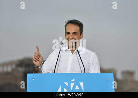 Atene, Grecia. 4 lug 2019. Kyriakos Mitsotakis, leader del nuovo partito democratico, colloqui con i sostenitori di fronte all'Acropoli prima delle elezioni generali in Atene, Grecia. Credito: Nicolas Koutsokostas/Alamy Stock Photo. Foto Stock