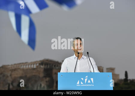 Atene, Grecia. 4 lug 2019. Kyriakos Mitsotakis, leader del nuovo partito democratico, colloqui con i sostenitori di fronte all'Acropoli prima delle elezioni generali in Atene, Grecia. Credito: Nicolas Koutsokostas/Alamy Stock Photo. Foto Stock