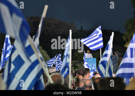 Atene, Grecia. 4 lug 2019. Kyriakos Mitsotakis, leader del nuovo partito democratico, colloqui con i sostenitori di fronte all'Acropoli prima delle elezioni generali in Atene, Grecia. Credito: Nicolas Koutsokostas/Alamy Stock Photo. Foto Stock