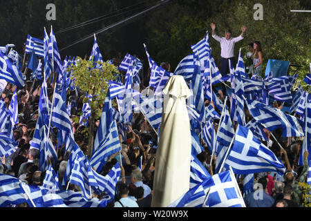 Atene, Grecia. 4 lug 2019. Kyriakos Mitsotakis, leader del nuovo partito democratico, colloqui con i sostenitori di fronte all'Acropoli prima delle elezioni generali in Atene, Grecia. Credito: Nicolas Koutsokostas/Alamy Stock Photo. Foto Stock