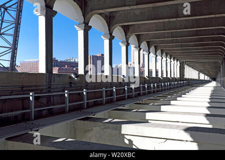 Infrastrutture di ponti in acciaio e cemento di un ponte fisso di alto livello, il Veterans Memorial Bridge, a Cleveland, Ohio, Stati Uniti Foto Stock