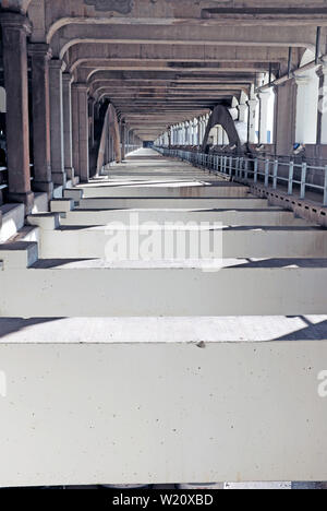 Infrastrutture di ponti in acciaio e cemento di un ponte fisso di alto livello, il Veterans Memorial Bridge, a Cleveland, Ohio, Stati Uniti Foto Stock