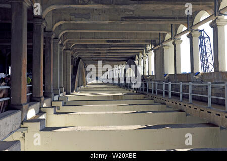 Infrastrutture ponte in cemento e acciaio rinforzato del ponte inferiore Veteran's Memorial Bridge a Cleveland, Ohio, Stati Uniti. Foto Stock