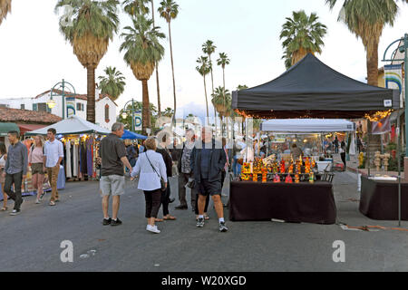 La gente apprezza il Villagefest nel centro di Palm Springs, California. La fiera di strada del giovedì sera propone arte, artigianato, cibo e intrattenimento. Foto Stock