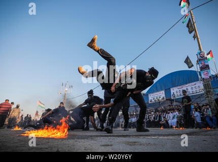 La striscia di Gaza, la Palestina. 04 Luglio, 2019. Giovani palestinesi visto durante un militare-style cerimonia di laurea a un campo estivo organizzato dalla Jihad islamica, nella città di Gaza. Credito: SOPA Immagini limitata/Alamy Live News Foto Stock