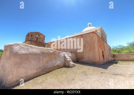 Missione Tumacacori. Esterno della missione della chiesa in stile spagnolo abbandonata in un parco nazionale nel sud-ovest dell'Arizona USA. Foto Stock