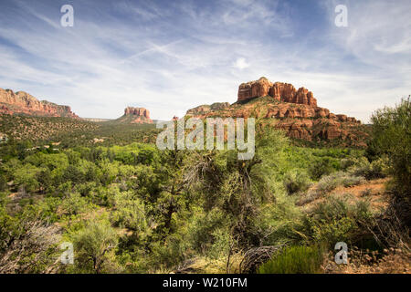 Red Rocks Di Sedona. Scenic Sedona, Arizona Red Rock paesaggio con il famoso Courthouse e Bell montagna formazioni geologiche sotto un cielo blu. Foto Stock