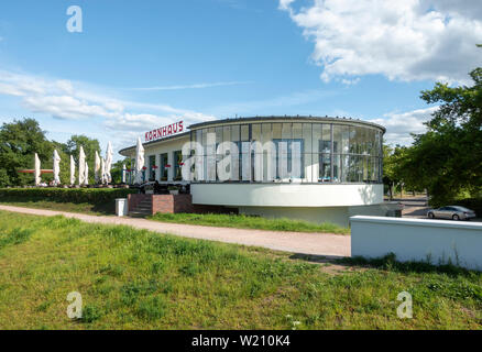 Kornhaus ristorante sulle rive del fiume Elba a Dessau progettato nel 1929 dall'architetto Carl Fieger che era un insegnante al Bauhaus. Foto Stock