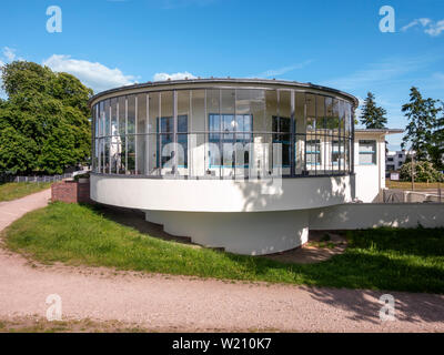 Kornhaus ristorante sulle rive del fiume Elba a Dessau progettato nel 1929 dall'architetto Carl Fieger che era un insegnante al Bauhaus. Foto Stock