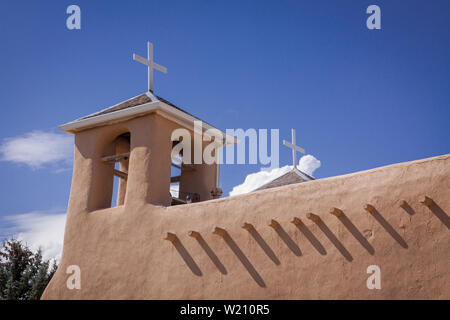 Attraversa un piccione e ombre su una vecchia chiesa vicino a Rancho de Taos New Mexico Foto Stock