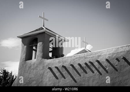 Immagine in bianco e nero di un piccione, croci e le ombre su una chiesa vicino a Rancho de Taos New Mexico. Foto Stock