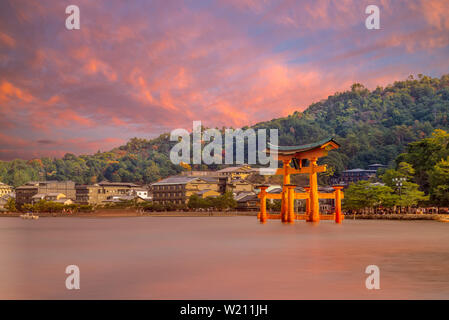 Floating Torii di Sacrario di Itsukushima a Hiroshima, Giappone Foto Stock