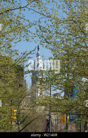 City Hall nel centro di Philadelphia, visto da Logan Circle sul Benjamin Franklin Parkway; Foto Stock