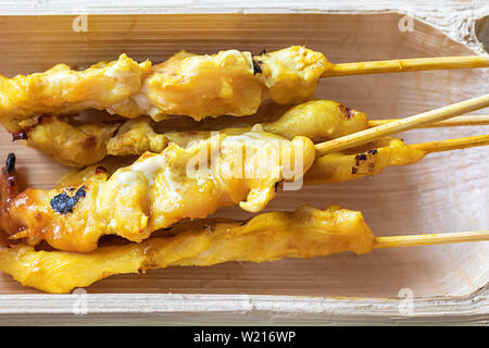 La carne di maiale satay con latte di cocco in bambù. Foto Stock