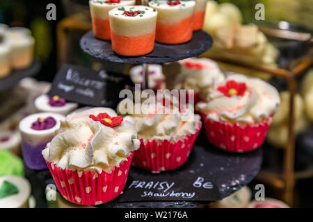 Nizza, Francia - 24 Maggio 2018: cupcake colorate a forma di dono artigianali saponi con prezzo e sapone nome sull'etichetta in un negozio in Città Vecchia Vielle Ville Foto Stock