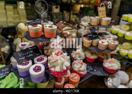 Nizza, Francia - 24 Maggio 2018: cupcake colorate a forma di dono artigianali saponi con prezzo e sapone nome sull'etichetta in un negozio in Città Vecchia Vielle Ville Foto Stock