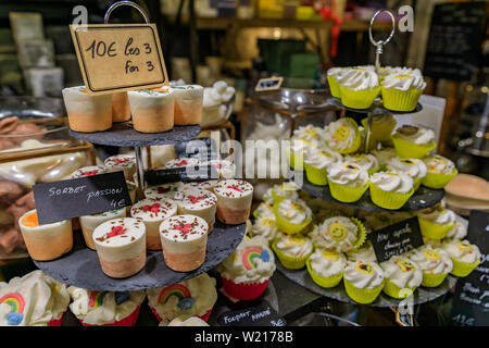 Nizza, Francia - 24 Maggio 2018: cupcake colorate a forma di dono artigianali saponi con prezzo e sapone nome sull'etichetta in un negozio in Città Vecchia Vielle Ville Foto Stock