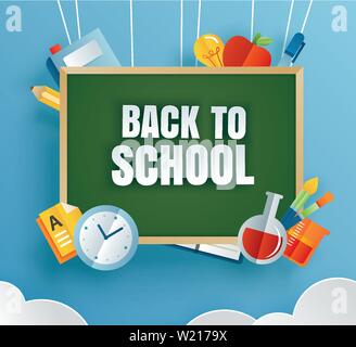 Si torna a scuola banner con elementi di educazione e lavagna verde in carta stile d'arte. Illustrazione Vettoriale