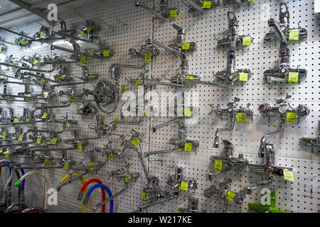 La regione di Celjabinsk, Russia - GIUGNO 2019. Vendita di miscelatori e rubinetti. Vetrina del negozio con i rubinetti per la cucina e il bagno Foto Stock