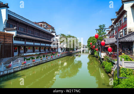 Nanjing Tempio di Confucio scenografica regione e fiume Qinhuai. Persone che visitano. Situato in Nanjing Città, provincia dello Jiangsu, Cina. Foto Stock