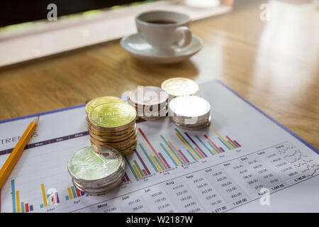 Pila di oro e argento (Bitcoins Cryptocurrency) sul grafico della carta. Nuovo denaro virtuale concetto. Foto Stock