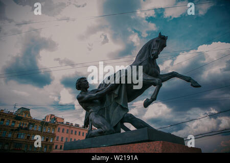 San Pietroburgo, la scultura del cavallo Tamer sul ponte Anichkov Foto Stock