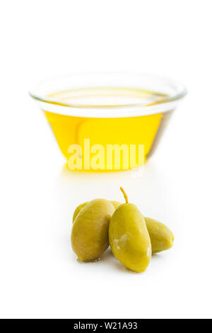 Il verde di olive e di olio di oliva in vaso di vetro isolato su sfondo bianco. Foto Stock