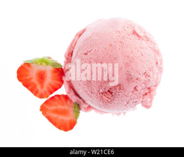 Unico gelato alla fragola scoop da sopra con due fette di fragola isolati su sfondo bianco Foto Stock