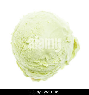 Unico pistacchio verde ice cream scoop da una vista panoramica su sfondo bianco Foto Stock