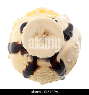 1 singolo gelato alla banana scoop con salsa di cioccolato e banana slice isolati su sfondo bianco Foto Stock