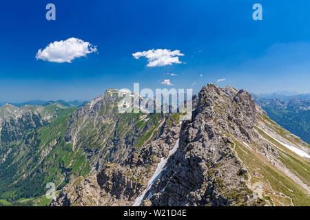 La vista dalla cima della montagna Nebelhorn verso Rotspitze mountain, Baviera, Germania Foto Stock