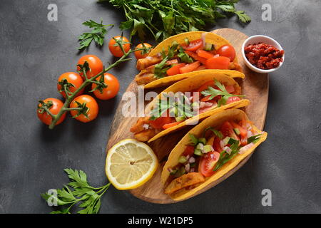 Tacos con grigliate di carne di pollo e verdure - cibo messicano style Foto Stock