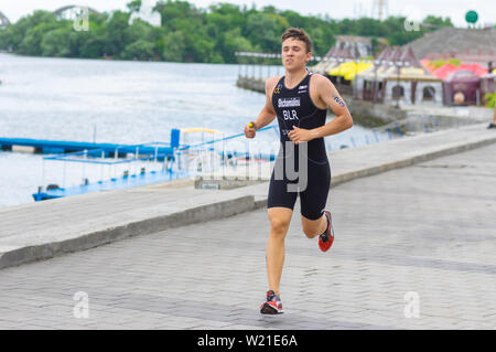 DNIPRO, Ucraina - Giugno 08, 2019: Tsikhan Shchamialiou (terzo posto) in esecuzione su un terrapieno di città nel corso del '2019 Dnipro ETU Triathlon Junior Euro Foto Stock