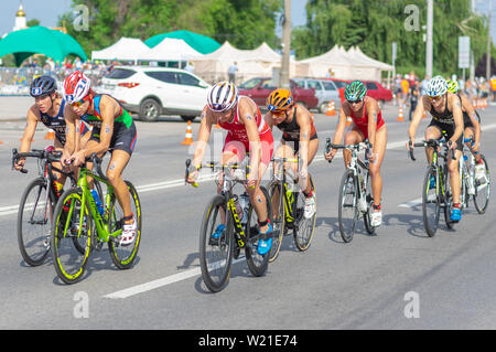 DNIPRO, Ucraina - Giugno 08, 2019: gruppo di atleti in bicicletta su una strada della città nel corso del '2019 Dnipro ETU Triathlon sprint di Coppa Europea' in giu Foto Stock