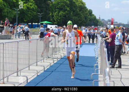 DNIPRO, Ucraina - Giugno 08, 2019: Bratko Bohdan in esecuzione nella zona di transito su un terrapieno di città nel corso del '2019 Dnipro ETU Triathlon Junior European Foto Stock