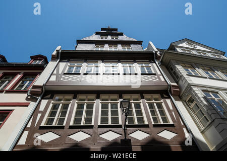 Francoforte, Germania. Luglio 2019. la facciata di una casa tipica nel centro storico della città Foto Stock