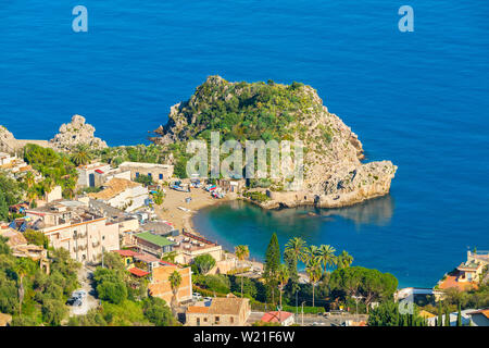 Seascape con la spiaggia e il villaggio turistico di Taormina. Sicilia, Italia Foto Stock