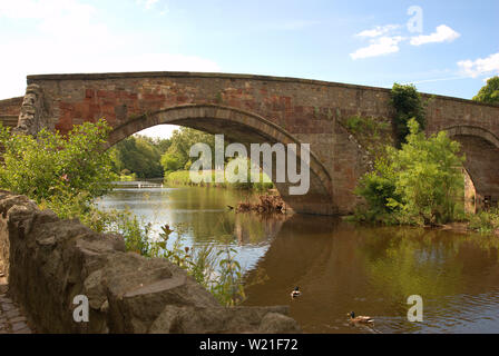 Storico ponte sul Tyne in Haddington in estate Foto Stock