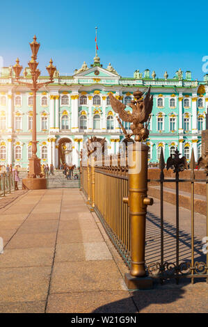 Winter Palace e il Museo Hermitage Building a San Pietroburgo Russia, facciata vista. La messa a fuoco a l'aquila Foto Stock